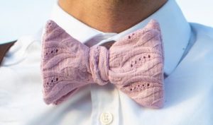 Nœud en broderie anglaise rose zoomé