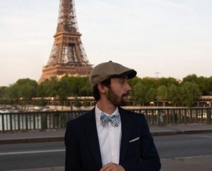 Nœud fleuri blanc et bleu porté