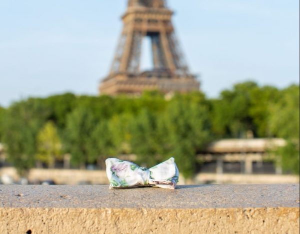 Nœud fleuri blanc et vert posé