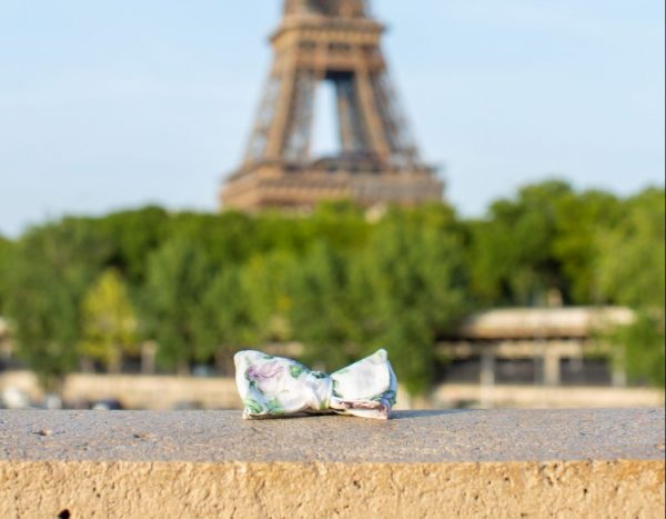 Nœud fleuri blanc et vert posé