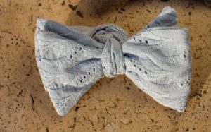Nœud pap bleu broderie Anglaise