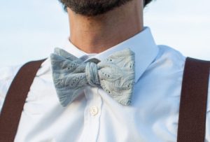 Nœud papillon bleu porté en broderie Anglaise