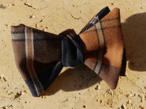 Nœud papillon en tartan marron