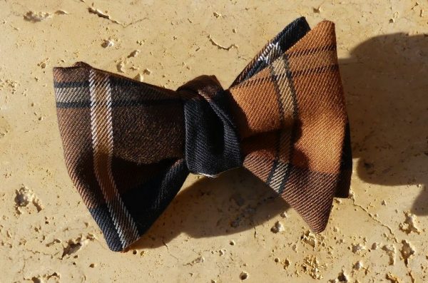 Nœud papillon en tartan marron