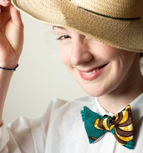 Nœud papillon porté avec chapeau