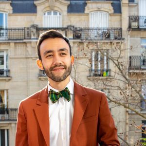 Nœud papillon en tartan vert porté