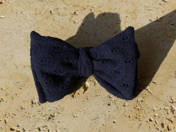 Nœud papillon en broderie anglaise bleu marine