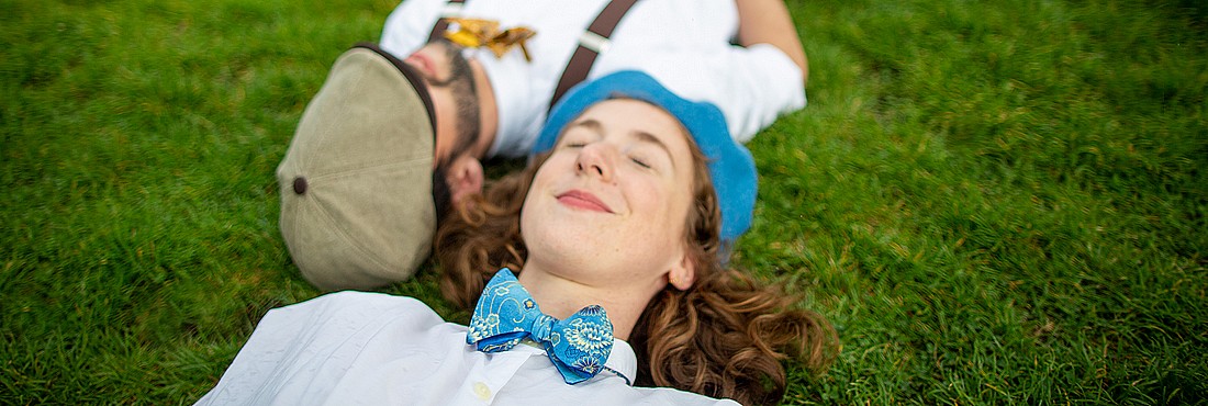 Allongés dans l'herbe auissi