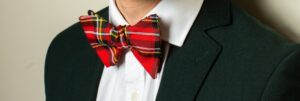 tartan rouge porté sur veste verte
