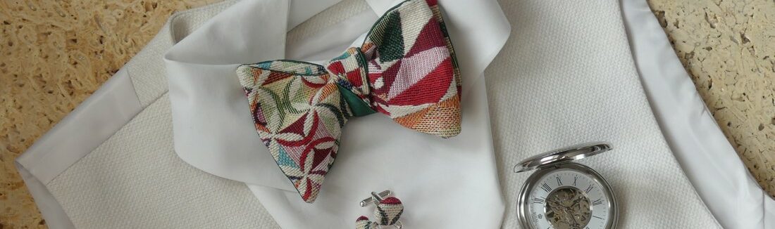 nœud papillon en tartan nœud papillon en tartan rouge porté sur veste verte