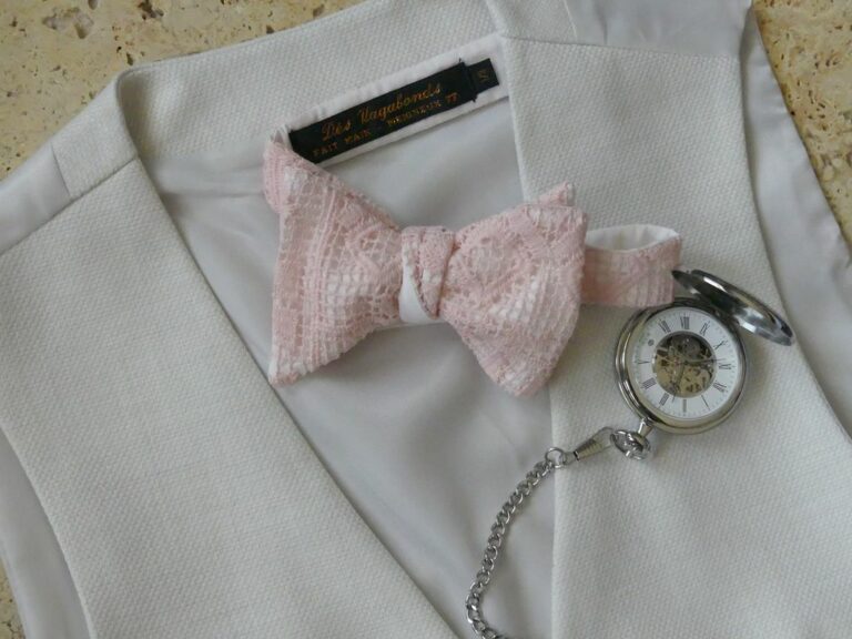 nœud papillon guipure rose de loin